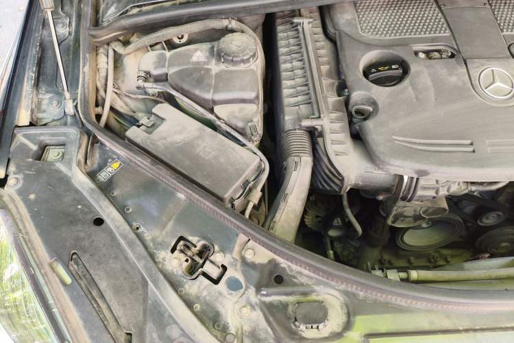Used Mercedes-Benz R-Class 2011 R 350 L 4MATIC Engine Bay Right