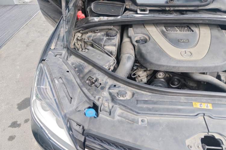 Used Mercedes-Benz R-Class 2011 R 300 L Business Model Engine Bay Right