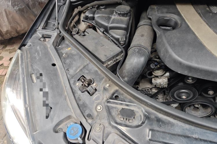 Used Mercedes-Benz R-Class 2011 R 300 L Business Model Engine Bay Right