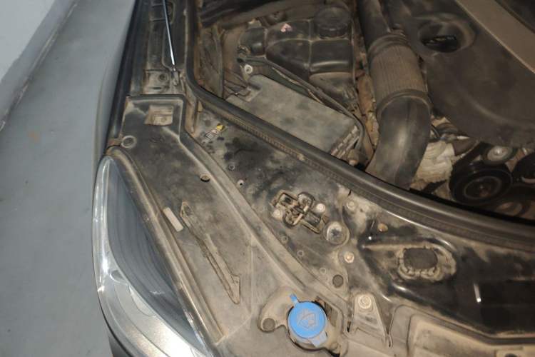 Used Mercedes-Benz R-Class 2011 R 350 L 4MATIC Engine Bay Right