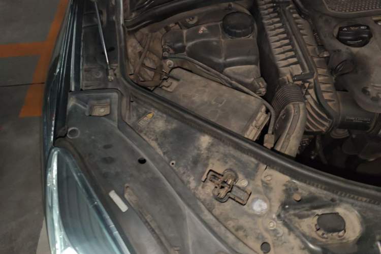 Used Mercedes-Benz R-Class 2011 R 350 L 4MATIC Engine Bay Right