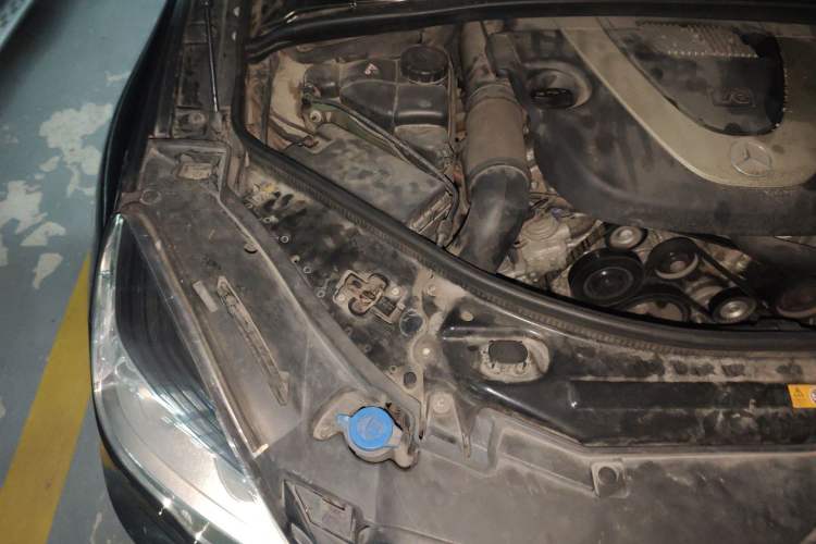 Used Mercedes-Benz R-Class 2011 R 300 L Business Model Engine Bay Right