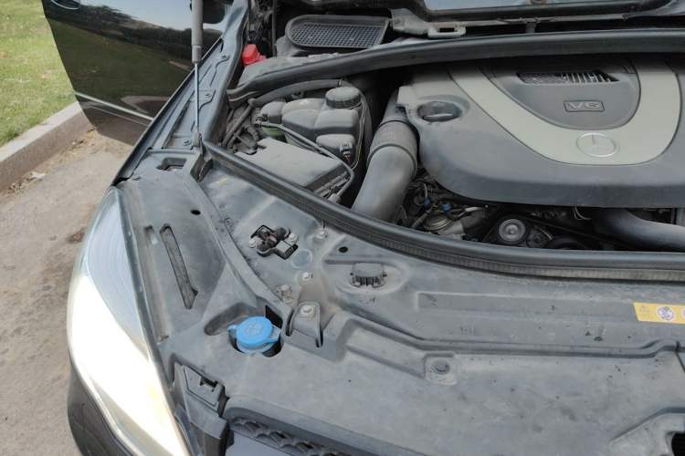 Used Mercedes-Benz R-Class 2011 R 300 L Business Model Engine Bay Right
