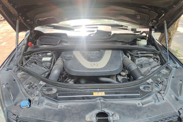 Used Mercedes-Benz R-Class 2011 R 300 L Business Model Engine Bay