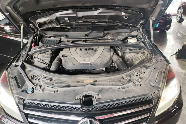 Used Mercedes-Benz R-Class 2011 R 300 L Business Model Engine Bay