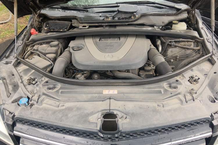 Used Mercedes-Benz R-Class 2011 R 300 L Business Model Engine Bay