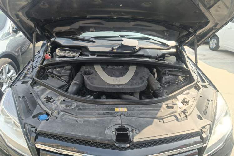Used Mercedes-Benz R-Class 2011 R 300 L Business Model Engine Bay