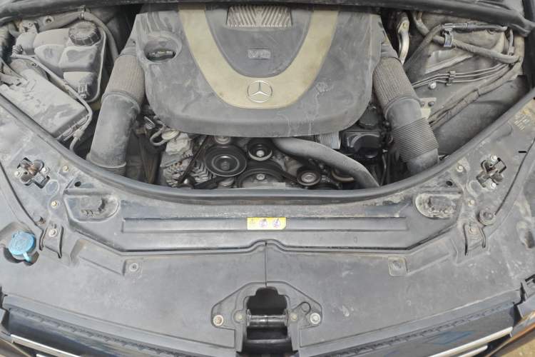 Used Mercedes-Benz R-Class 2011 R 300 L Business Model Engine Bay