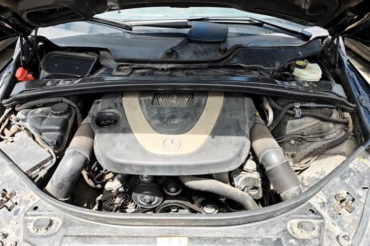 Used Mercedes-Benz R-Class 2011 R 300 L Business Model Engine Bay