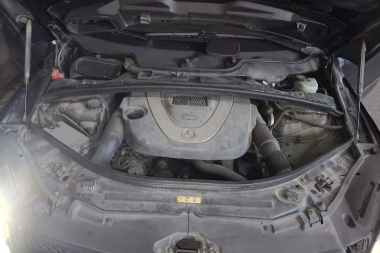 Used Mercedes-Benz R-Class 2011 R 300 L Business Model Engine Bay
