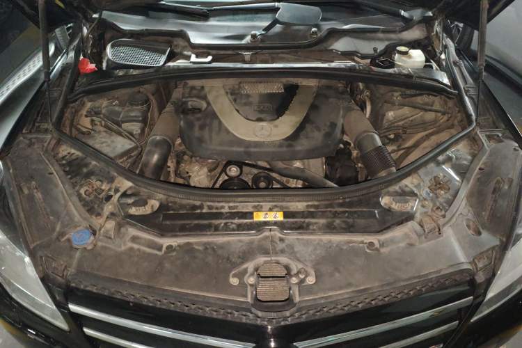 Used Mercedes-Benz R-Class 2011 R 300 L Business Model Engine Bay