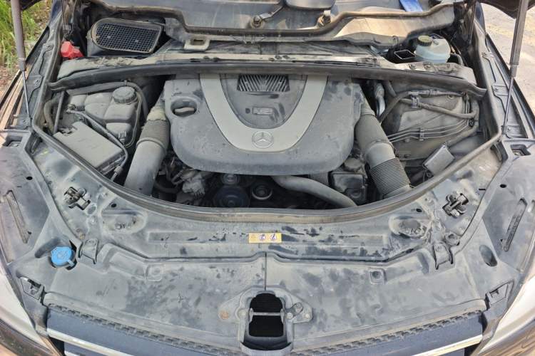 Used Mercedes-Benz R-Class 2011 R 300 L Business Model Engine Bay