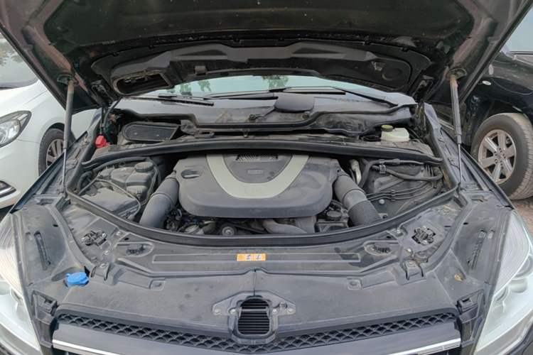 Used Mercedes-Benz R-Class 2011 R 300 L Business Model Engine Bay