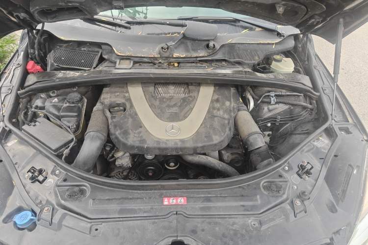 Used Mercedes-Benz R-Class  Engine Bay