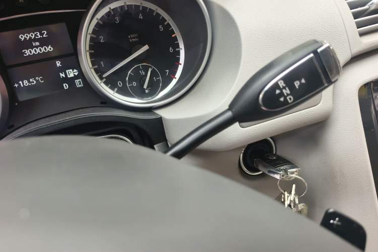 Used Mercedes-Benz R-Class 2011 R 300 L Business Model Gear Lever