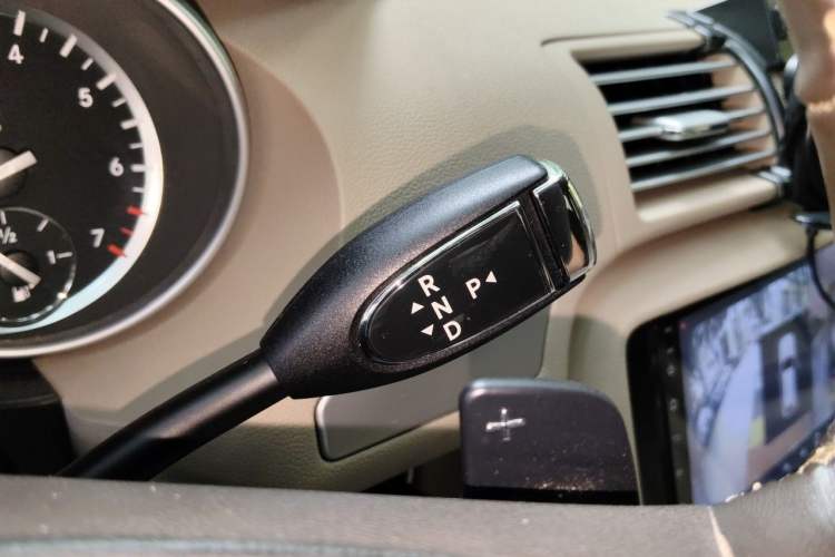 Used Mercedes-Benz R-Class 2011 R 300 L Business Model Gear Lever