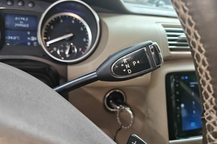 Used Mercedes-Benz R-Class 2011 R 300 L Business Model Gear Lever