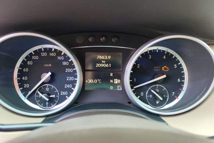 Used Mercedes-Benz R-Class 2011 R 300 L Business Model Instrument Cluster