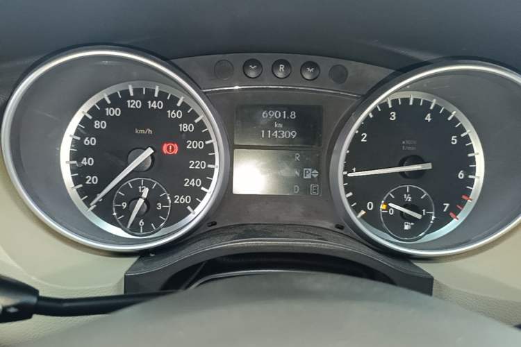 Used Mercedes-Benz R-Class 2011 R 300 L Business Model Instrument Cluster
