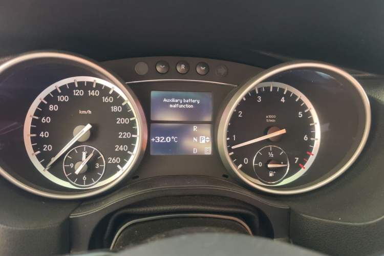 Used Mercedes-Benz R-Class 2011 R 300 L Business Model Instrument Cluster