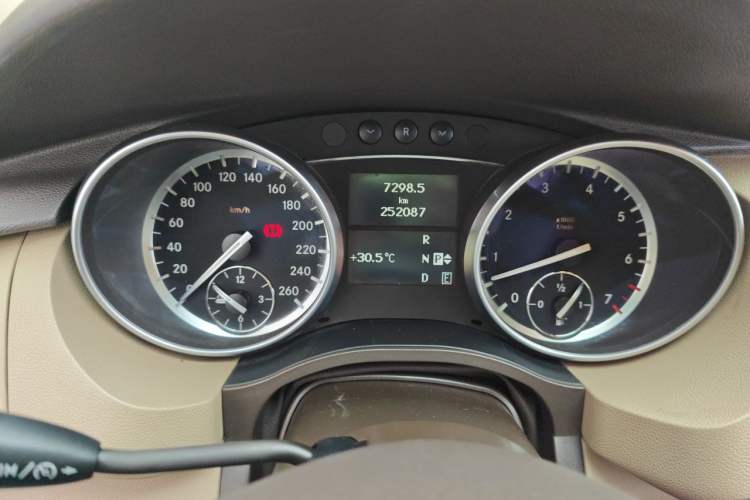 Used Mercedes-Benz R-Class 2011 R 300 L Business Model Instrument Cluster