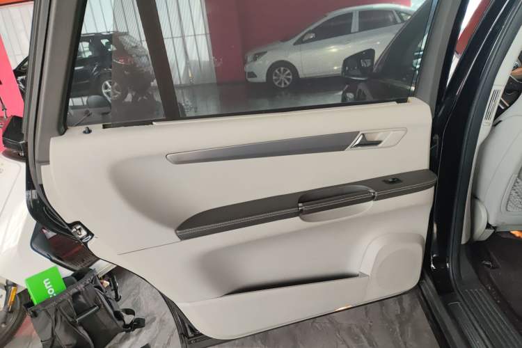 Used Mercedes-Benz R-Class 2011 R 300 L Business Model Interior 8