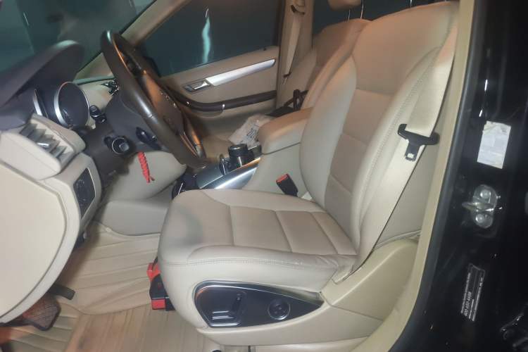 Used Mercedes-Benz R-Class 2011 R 300 L Business Model Left Front Seat