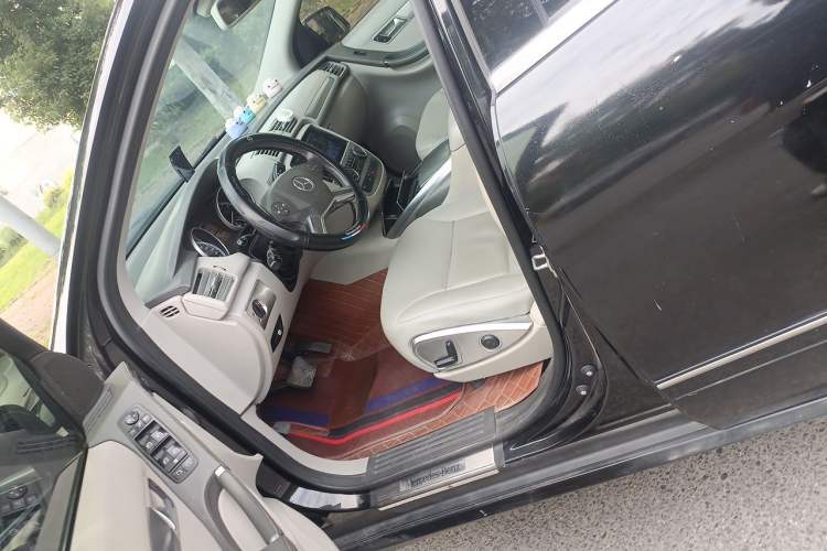 Used Mercedes-Benz R-Class 2011 R 300 L Business Model Left Front Seat