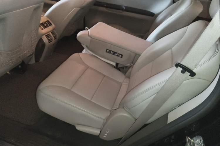Used Mercedes-Benz R-Class 2011 R 300 L Business Model Left Rear Seat