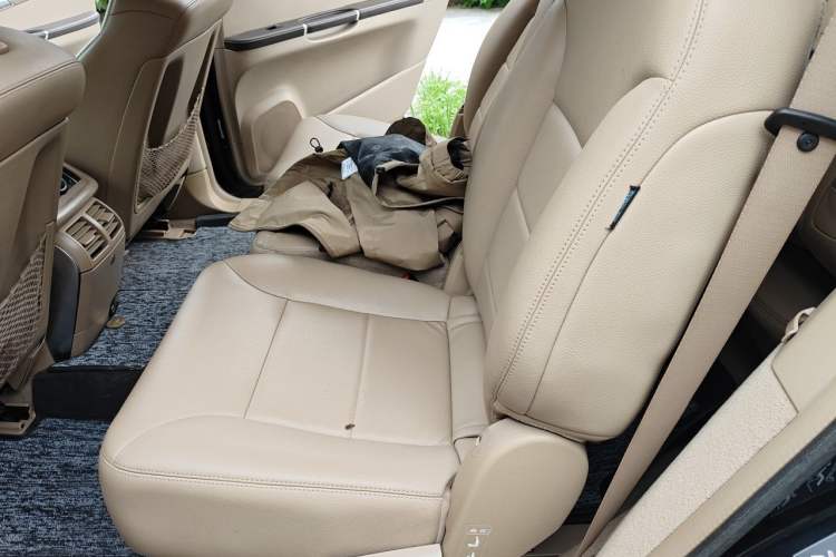 Used Mercedes-Benz R-Class 2011 R 300 L Business Model Left Rear Seat