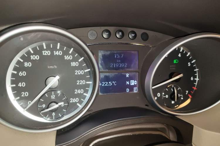 Used Mercedes-Benz R-Class 2011 R 350 L 4MATIC Odometer Close Up