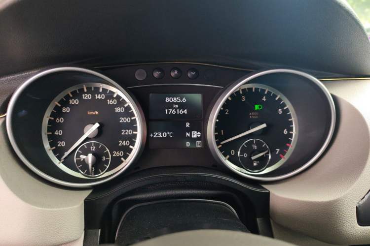 Used Mercedes-Benz R-Class 2011 R 350 L 4MATIC Odometer Close Up