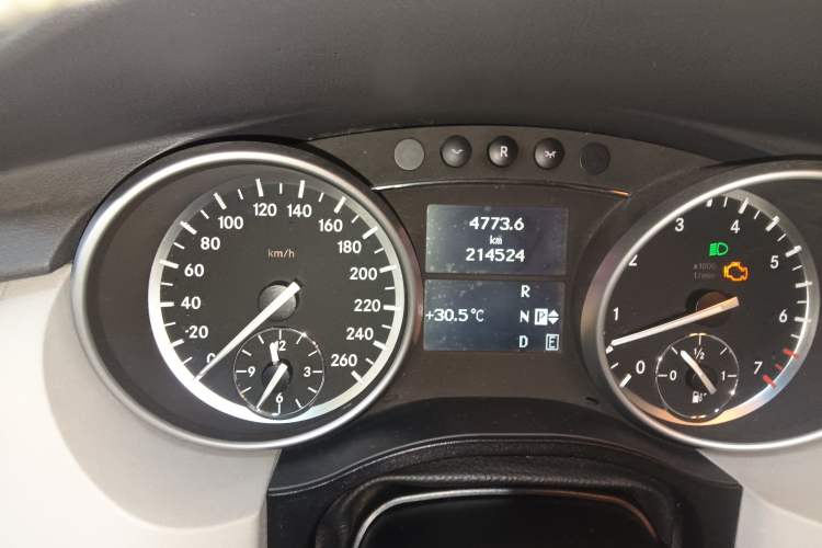 Used Mercedes-Benz R-Class 2011 R 300 L Business Model Odometer Close Up
