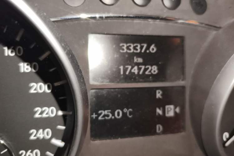 Used Mercedes-Benz R-Class 2011 R 350 L 4MATIC Odometer Close Up