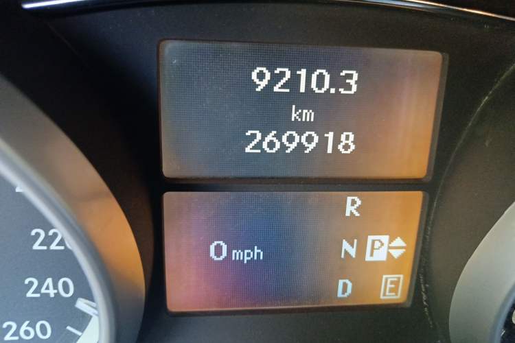 Used Mercedes-Benz R-Class 2011 R 350 L 4MATIC Odometer Close Up