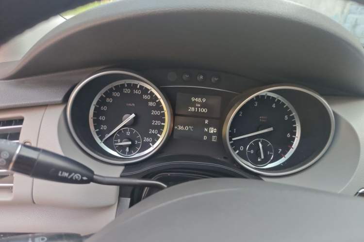 Used Mercedes-Benz R-Class 2011 R 350 L 4MATIC Odometer Close Up