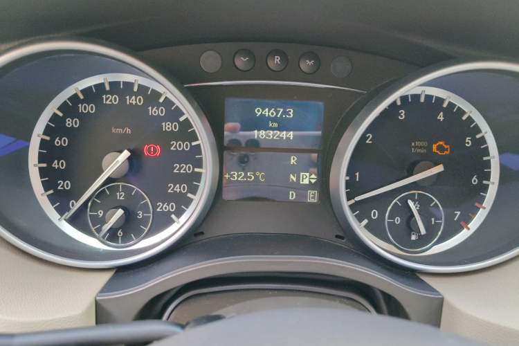 Used Mercedes-Benz R-Class 2011 R 300 L Business Model Odometer Close Up