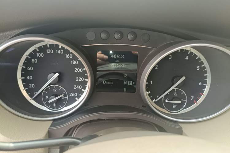 Used Mercedes-Benz R-Class 2011 R 300 L Business Model Odometer Close Up