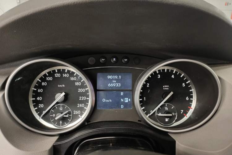 Used Mercedes-Benz R-Class 2011 R 300 L Business Model Odometer Close Up