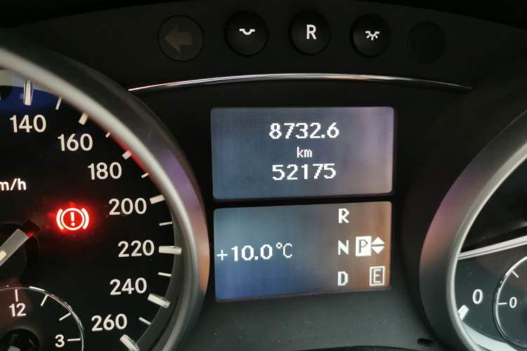 Used Mercedes-Benz R-Class 2011 R 350 L 4MATIC Odometer Close Up