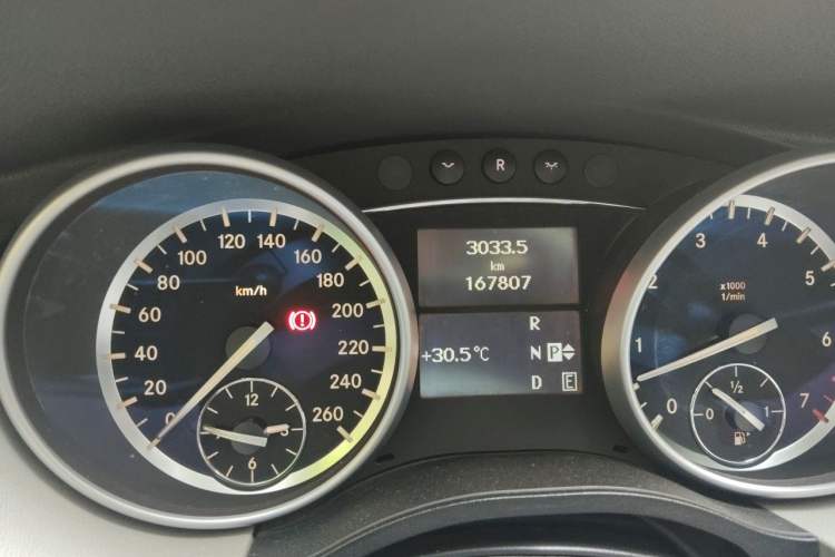 Used Mercedes-Benz R-Class 2011 R 300 L Business Model Odometer Close Up
