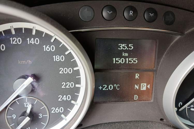 Used Mercedes-Benz R-Class 2011 R 350 L 4MATIC Odometer Close Up