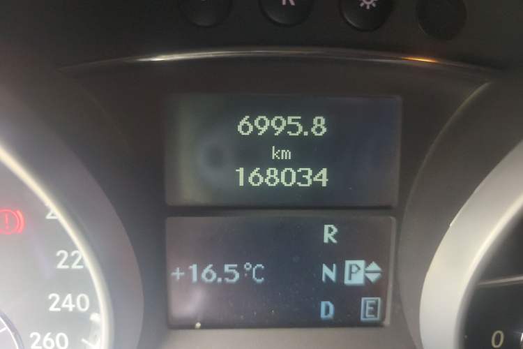Used Mercedes-Benz R-Class 2011 R 300 L Business Model Odometer Close Up