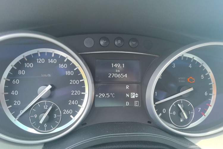 Used Mercedes-Benz R-Class 2011 R 300 L Business Model Odometer Close Up