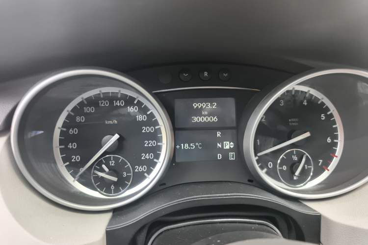 Used Mercedes-Benz R-Class 2011 R 300 L Business Model Odometer Close Up