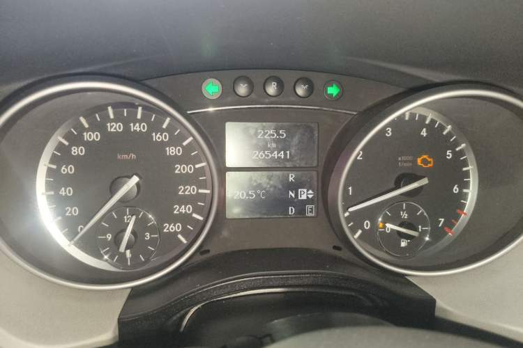 Used Mercedes-Benz R-Class 2011 R 300 L Business Model Odometer Close Up