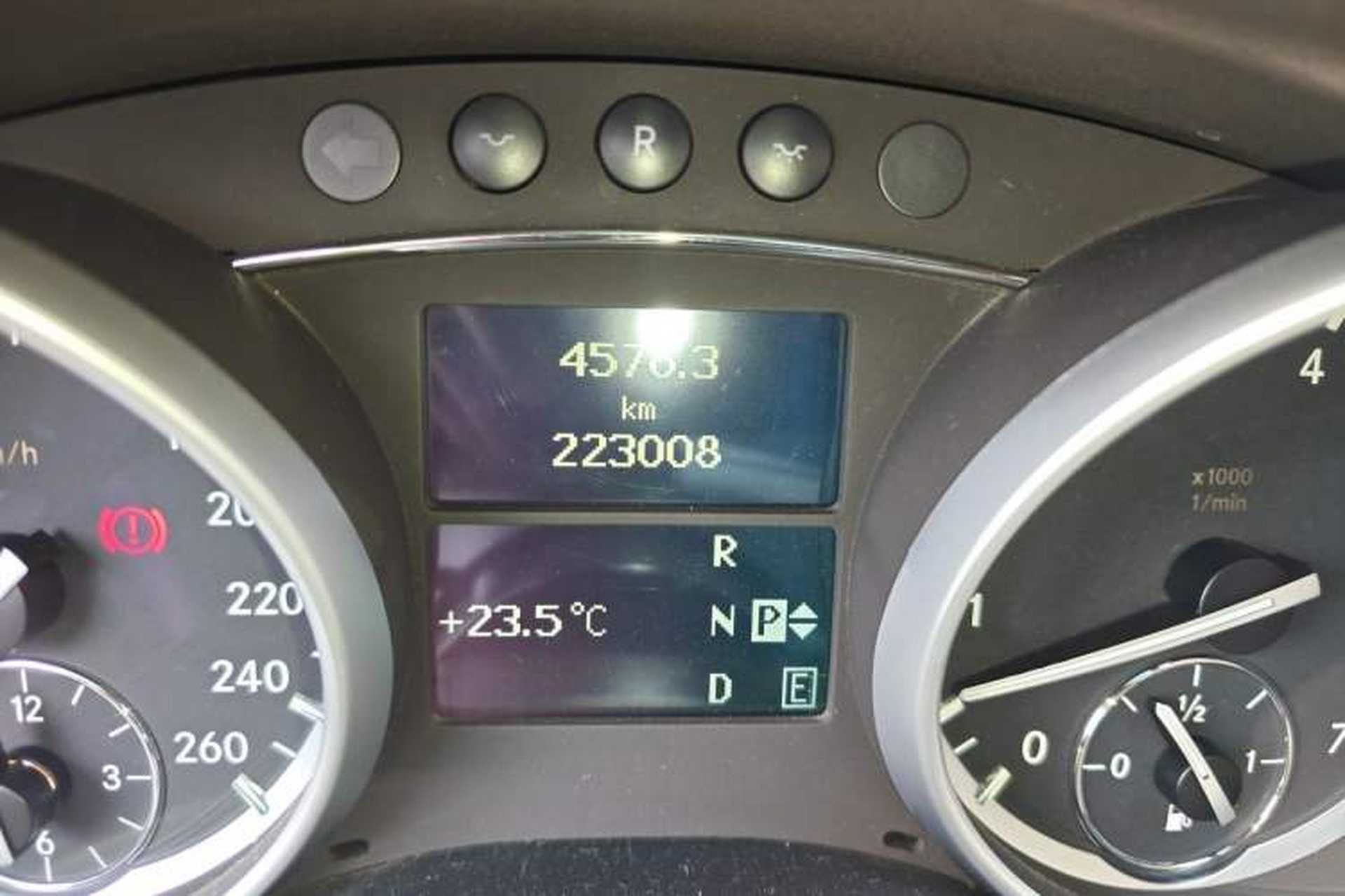 Used Mercedes-Benz R-Class 2011 R 300 L Business Model Odometer Close Up