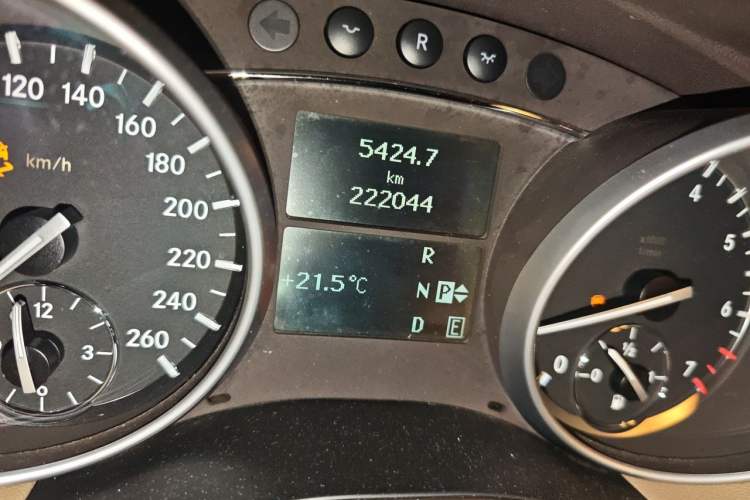 Used Mercedes-Benz R-Class 2011 R 350 L 4MATIC Odometer Close Up