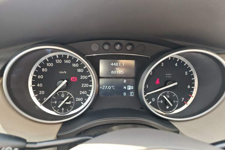 Used Mercedes-Benz R-Class 2011 R 300 L Business Model Odometer Close Up