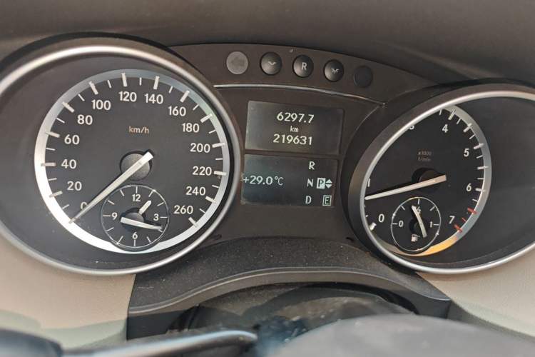 Used Mercedes-Benz R-Class 2011 R 300 L Business Model Odometer Close Up